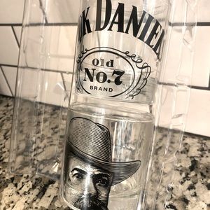 Jack Daniel’s whiskey glass set.